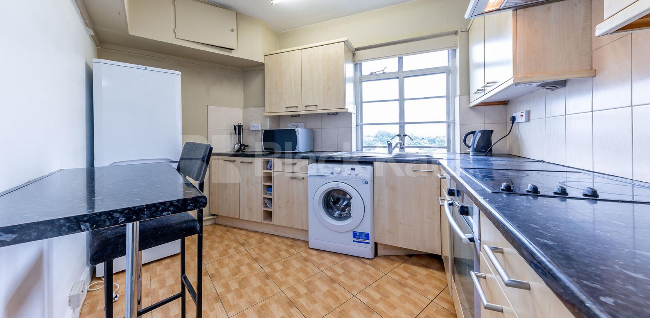 			LARGE 3 / 4 BED! , 4 Bedroom, 1 bath, 1 reception Flat			 Park Road, BAKER STREET